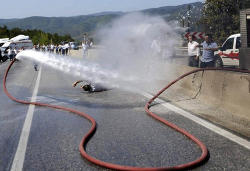 İtfaiye erini yerlerde sürükledi!