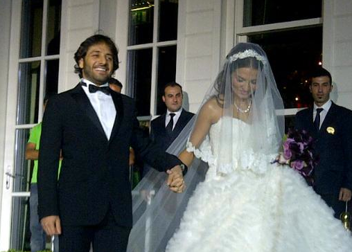 Ebru Akel evlendi