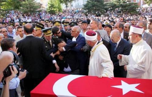 Genel Başkan şehit cenazesinde kaşını patlattı