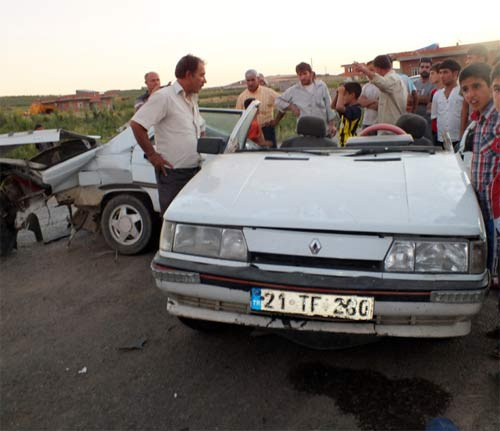 Otomobil ikiye ayrıldı