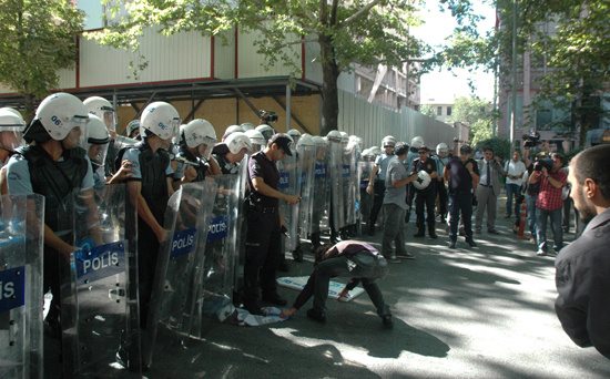 Harç protestosuna polis engeli