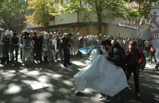 Harç protestosuna polis engeli