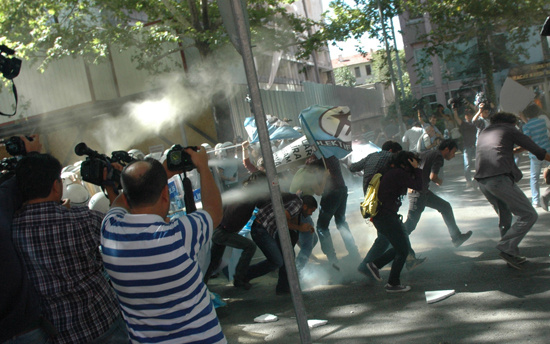 Harç protestosuna polis engeli