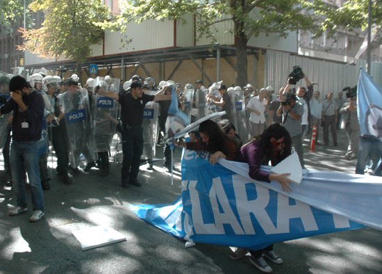 Harç protestosuna polis engeli