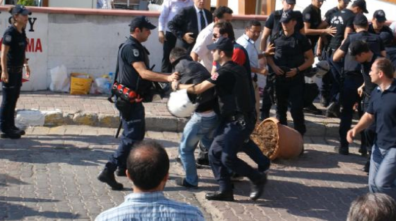 Canlı bombanın arkadaşları olay çıkarttı