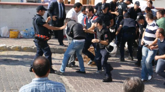 Canlı bombanın arkadaşları olay çıkarttı