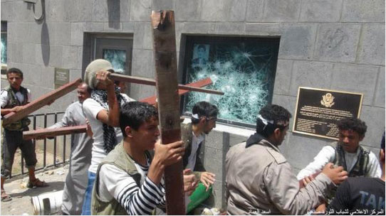 Yemen'de ABD Büyükelçiliğini bastılar!
