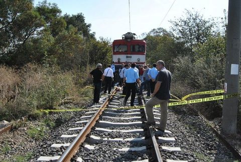 Eşini öldürüp tren raylarına attı