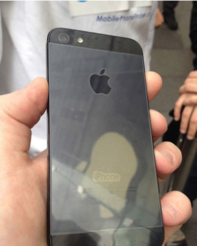 Dünya'nın ilk iPhone 5'ini aldı