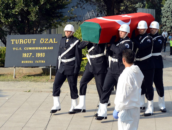 Turgut Özal'ın naaşını böyle taşıdılar