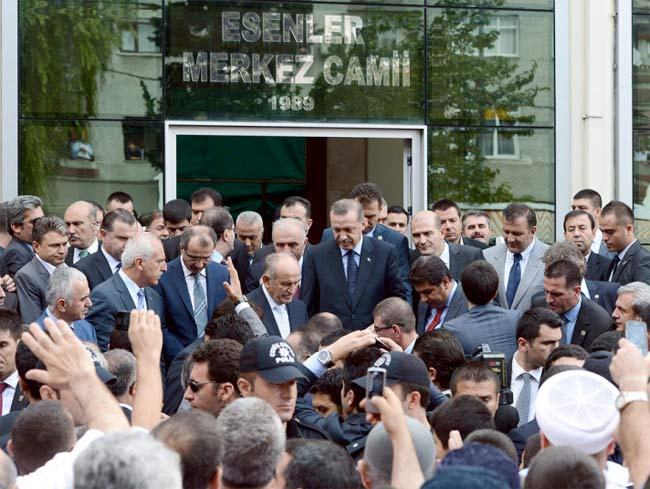 Erdoğan çocuğun elini böyle öptü