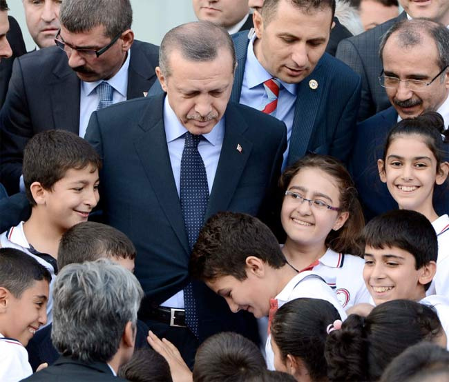 Erdoğan çocuğun elini böyle öptü