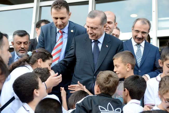 Erdoğan çocuğun elini böyle öptü