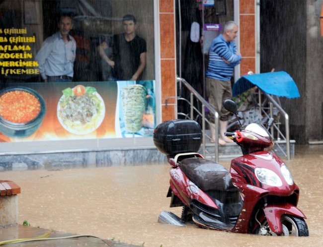 Trabzon'u sel aldı