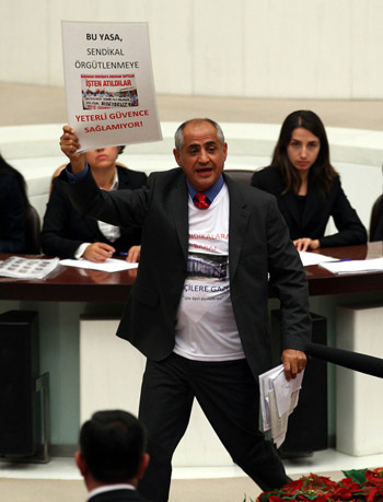 CHP'li vekillerden tişörtlü protesto!