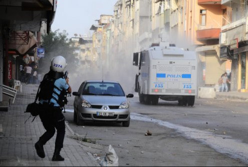 Esad yanlıları polise saldırdı!