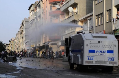 Esad yanlıları polise saldırdı!