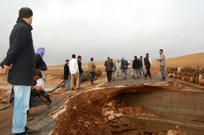 Harran'da sel yolları çökertti