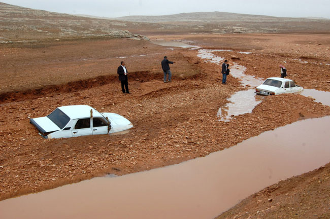 Harran'da sel yolları çökertti