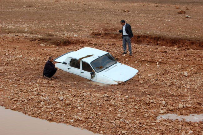 Harran'da sel yolları çökertti