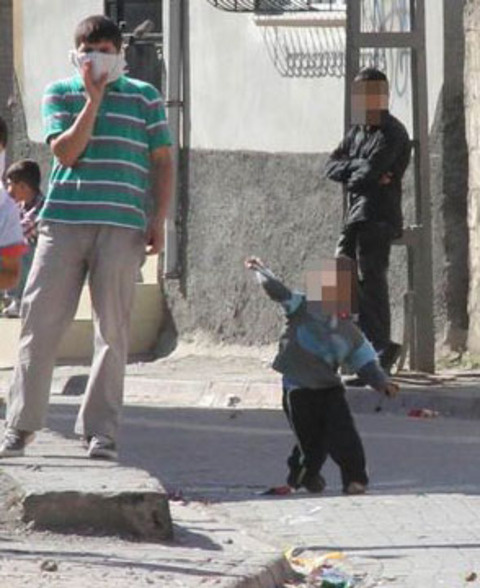 5 yaşındaki çocuk polise böyle taş attı!