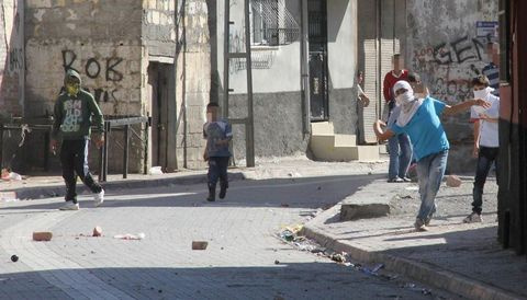 5 yaşındaki çocuk polise böyle taş attı!