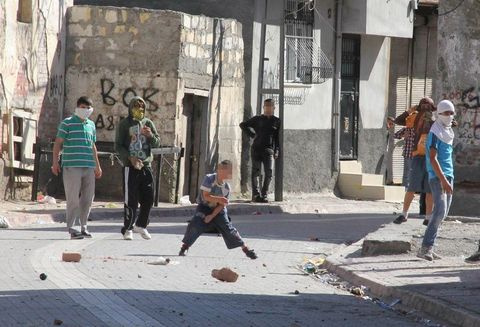 5 yaşındaki çocuk polise böyle taş attı!