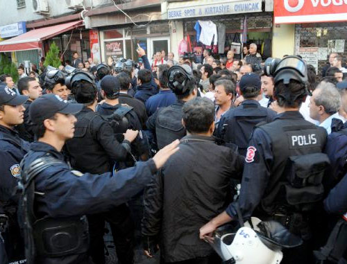 Göstericileri linçten polis kurtardı!