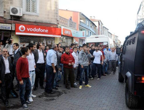 Göstericileri linçten polis kurtardı!