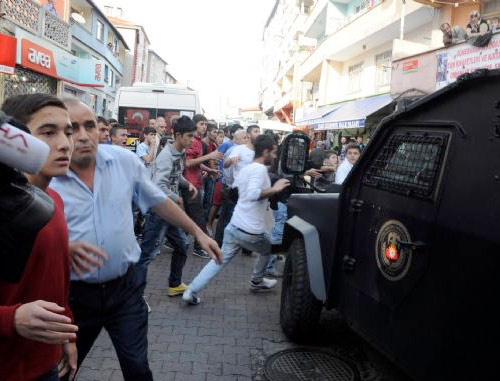 Göstericileri linçten polis kurtardı!