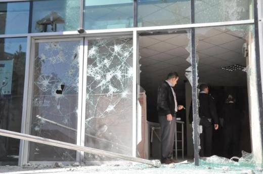 PKK'lılar rektörlük binasına saldırdı