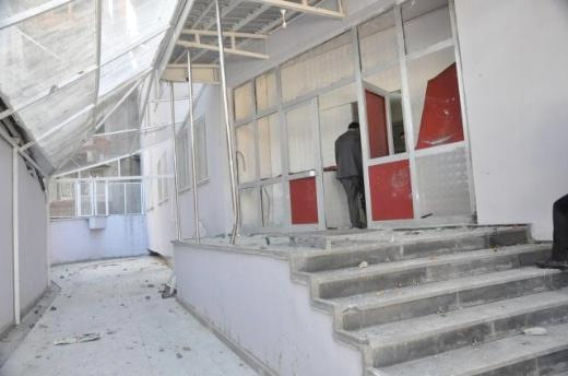 PKK'lılar rektörlük binasına saldırdı