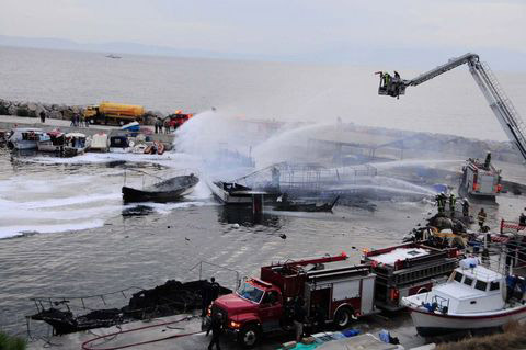 İzmir'de 19 tekne kül oldu