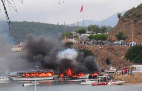 İzmir'de 19 tekne kül oldu