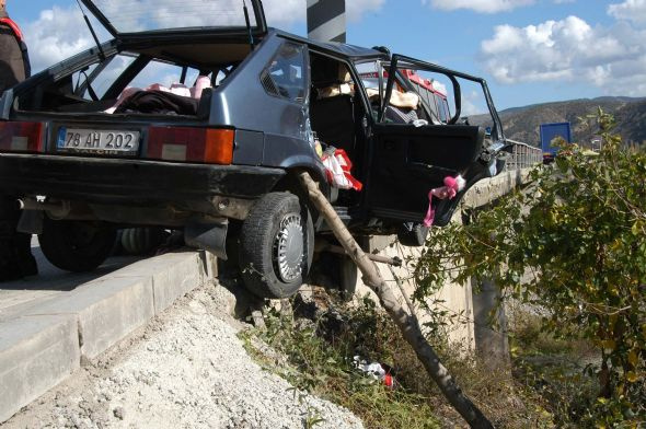 Korkuluklar otomobile ok gibi saplandı