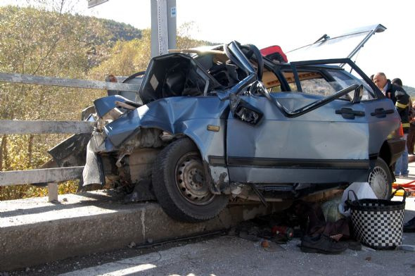 Korkuluklar otomobile ok gibi saplandı