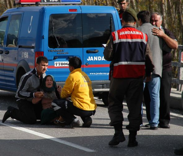 Korkuluklar otomobile ok gibi saplandı