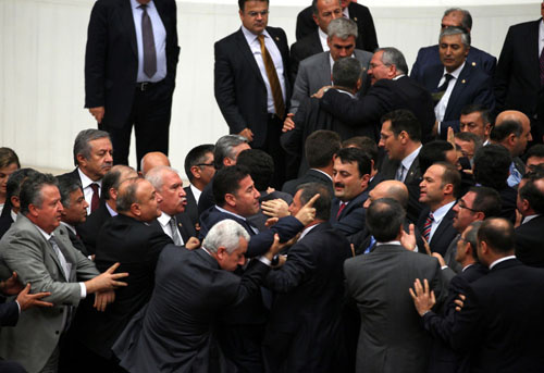 MHP'liler Meclis kürsüsünü işgal etti