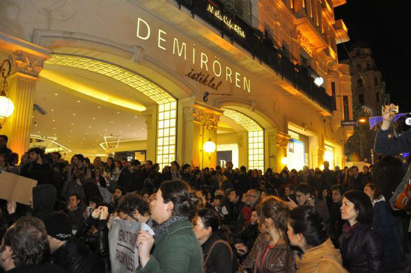 Taksim'de bariyerleri parçaladılar