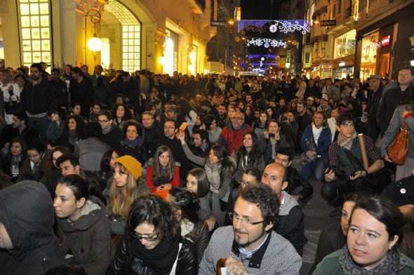 Taksim'de bariyerleri parçaladılar