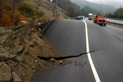 Toprak kayması bakın neler yaptı!