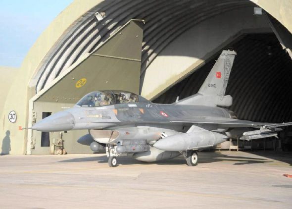 Komutan F-16 ile uçtu