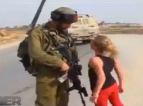 Filistinli kız İsrail askerini tekmeledi