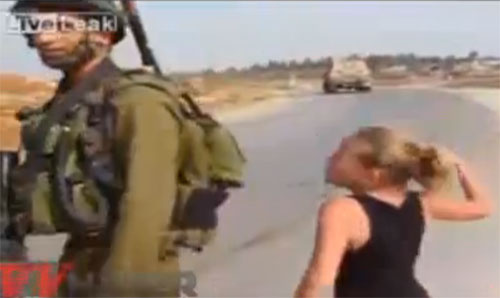 Filistinli kız İsrail askerini tekmeledi