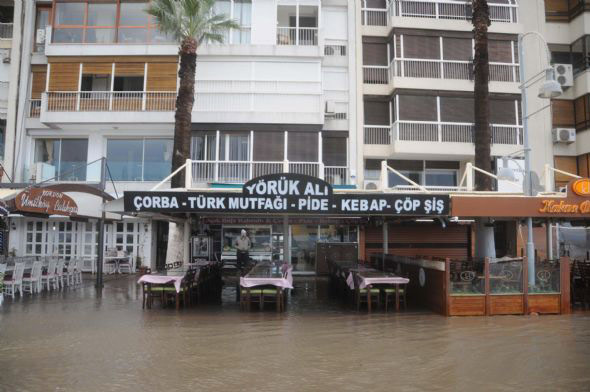 İzmir sular altında kaldı