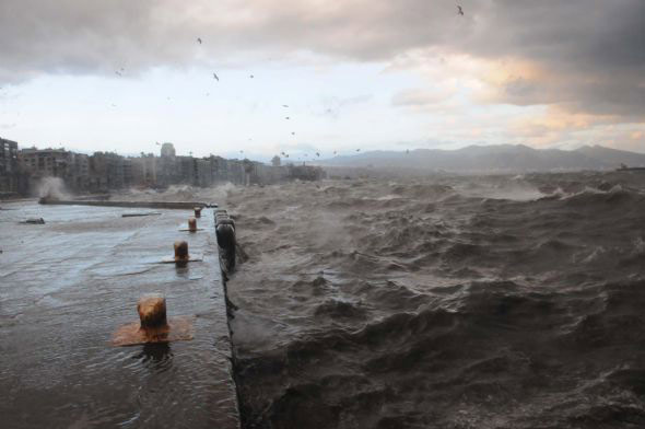 İzmir sular altında kaldı