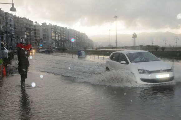 İzmir sular altında kaldı