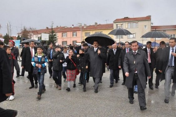 Bakana şemsiye öğrenciye yağmur düştü!