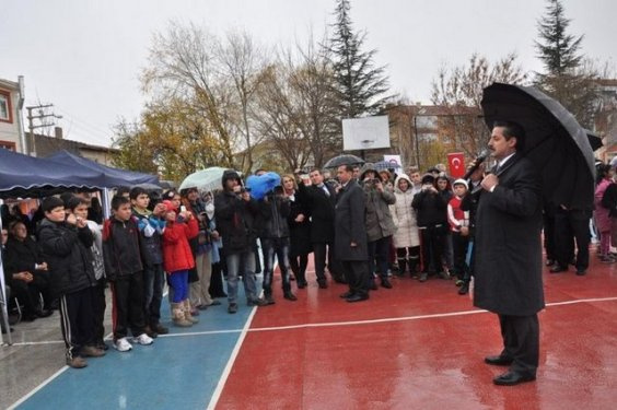 Bakana şemsiye öğrenciye yağmur düştü!