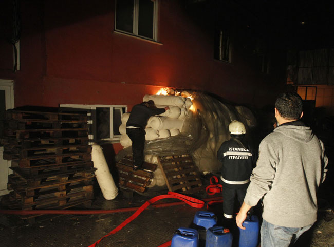 Kumaş fabrikası alevler içinde